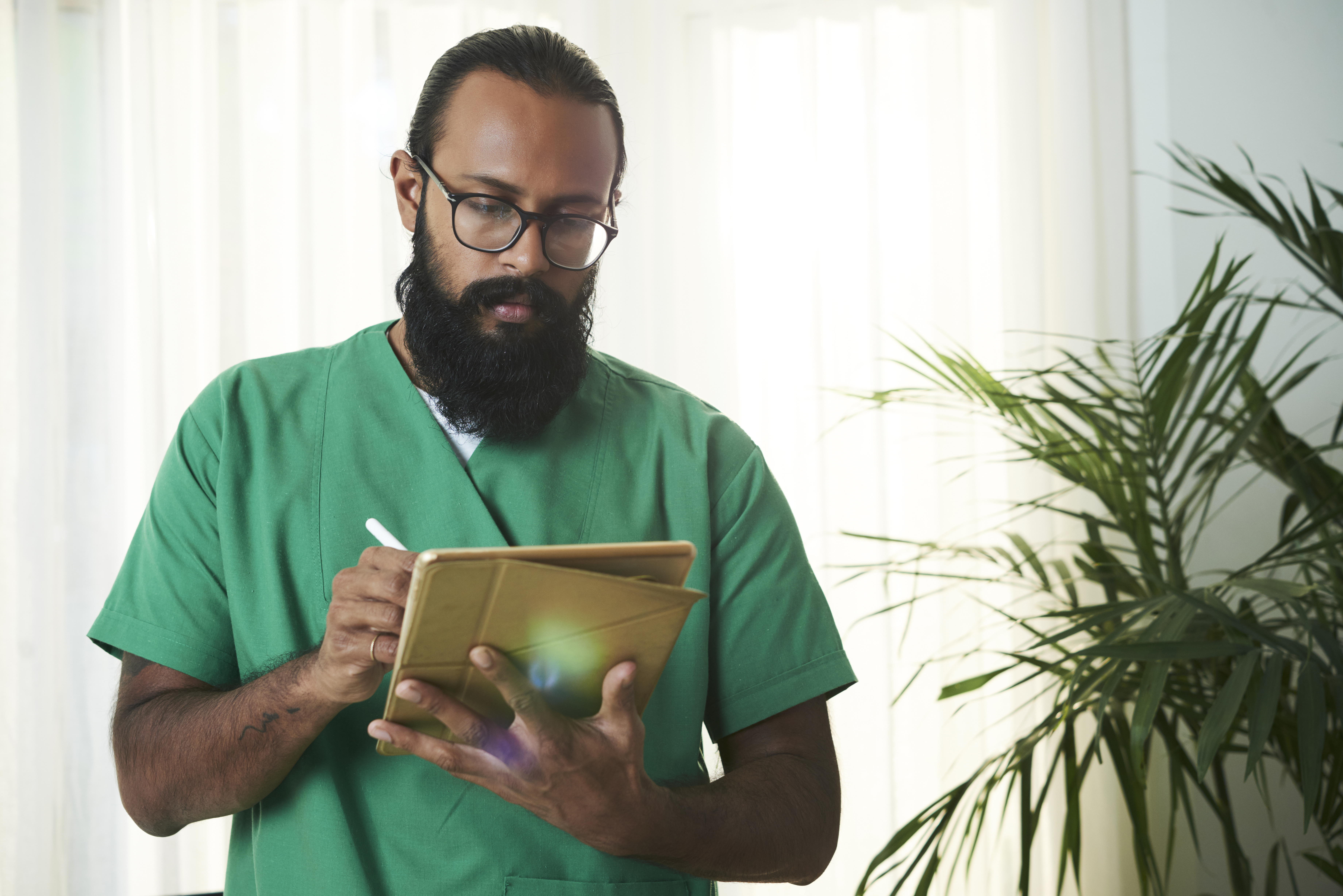 doctor-making-electronic-notes