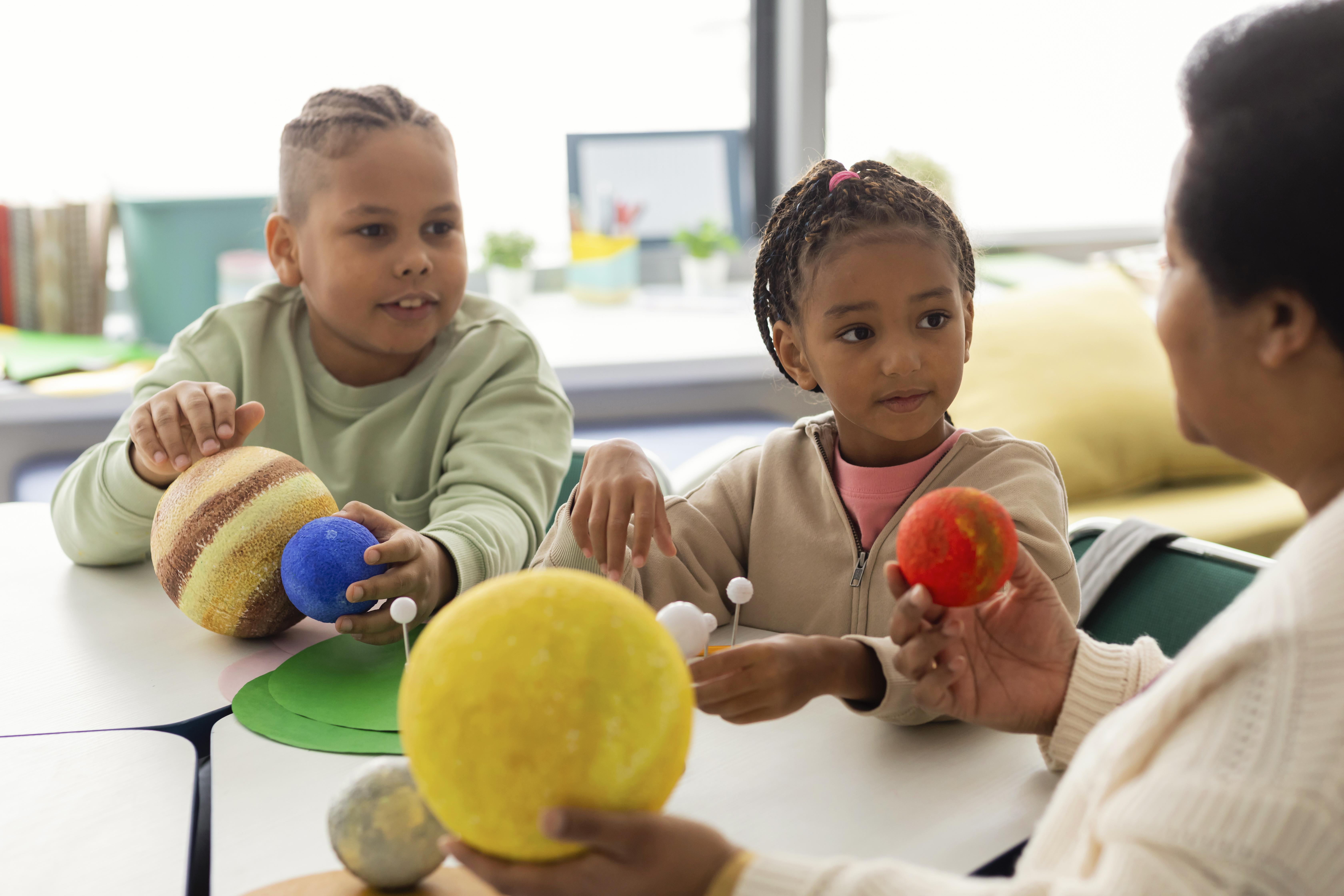 kids-learning-about-planets-classroom