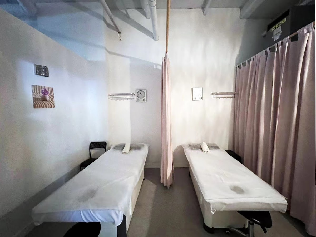 Big Feet足王(Body & Foot Massage/Acupuncture/按摩/마사지/ਮਾਲਸ਼/Mát Xa) North Vancouver