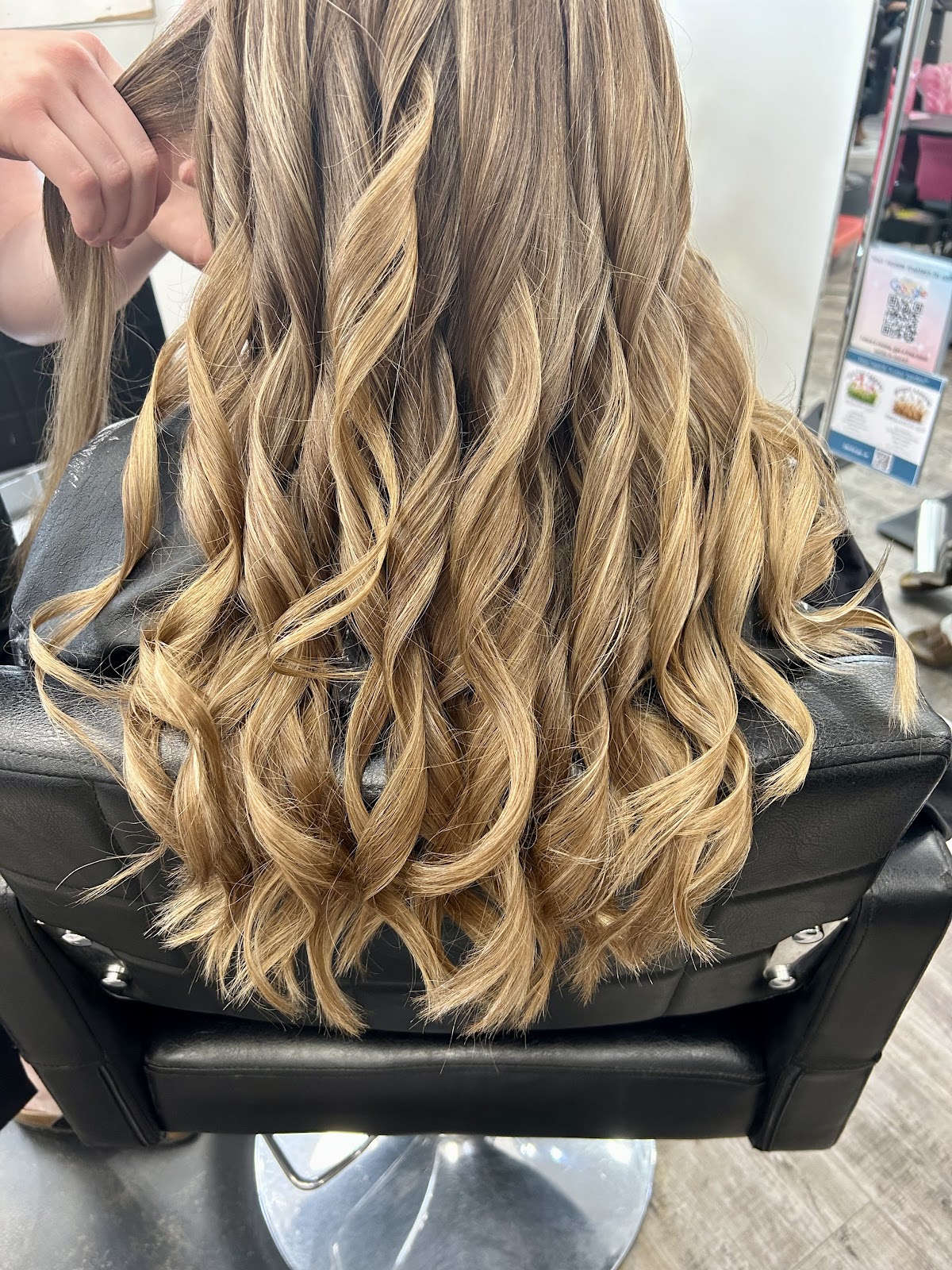 Absolute Bombschell Salon