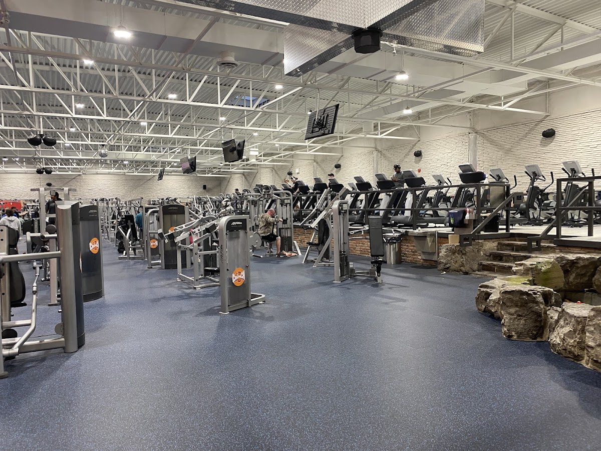 Crunch Fitness - Hamilton East Mountain